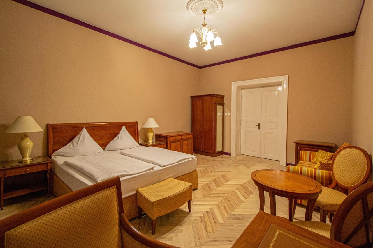 4 Bedrooms 130M2 Apartment At The Main City Square Prague Exterior photo
