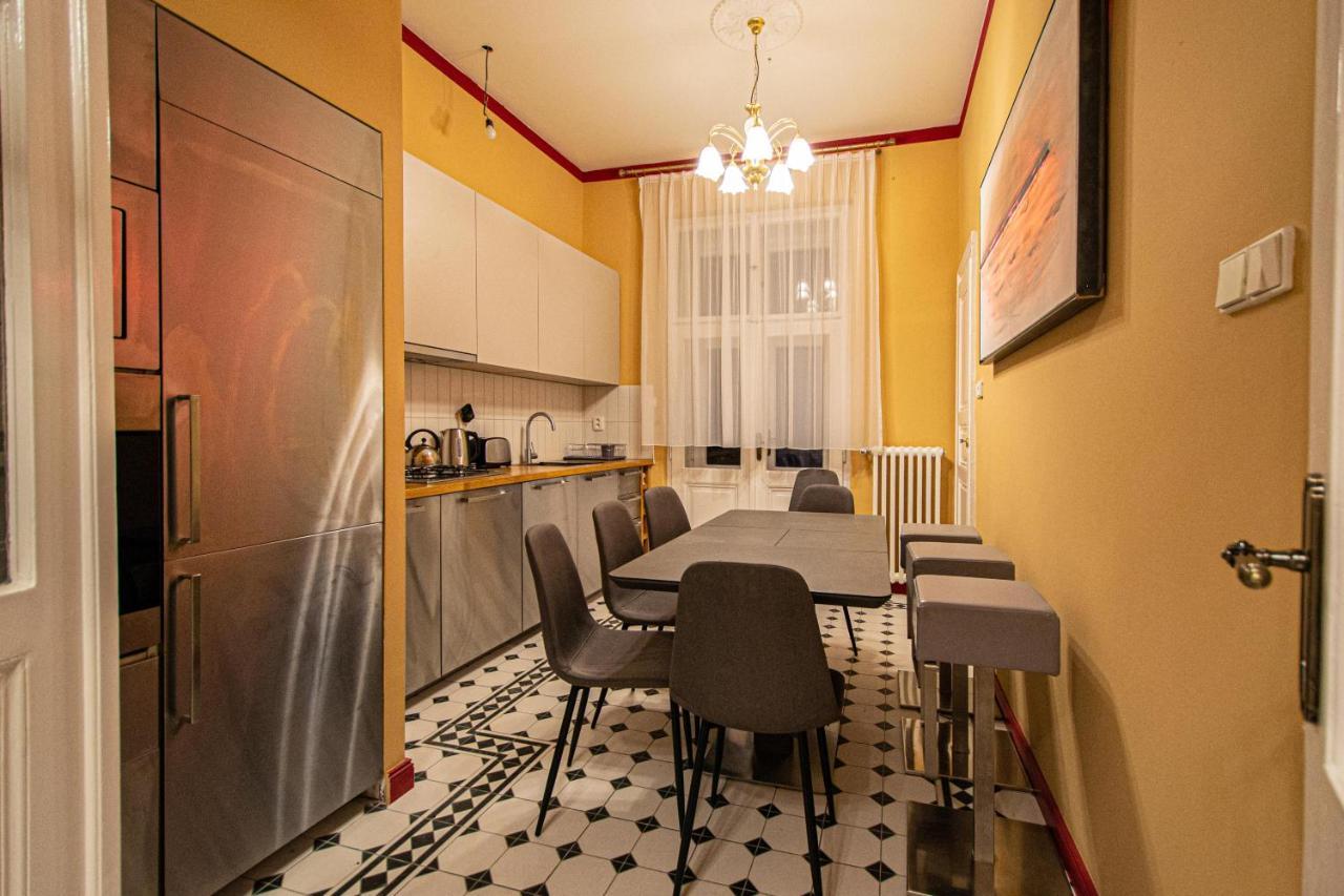 4 Bedrooms 130M2 Apartment At The Main City Square Prague Exterior photo